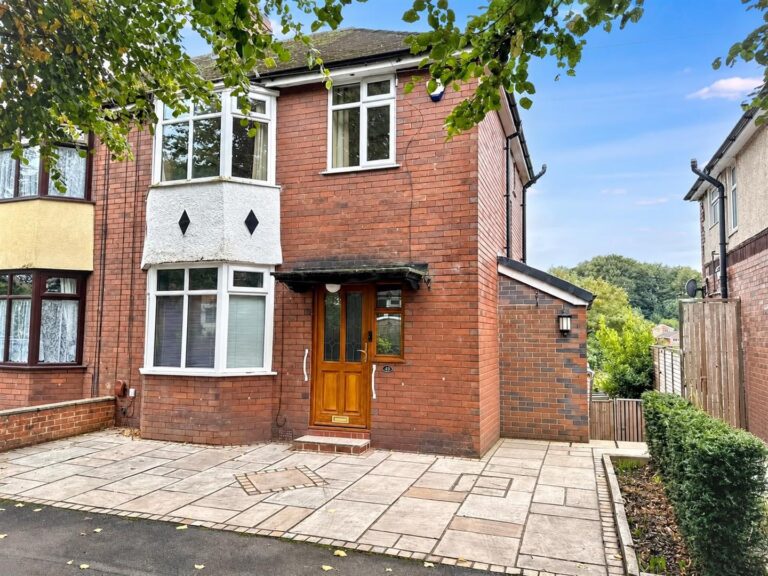 Nab Hill Avenue, Leek, Staffordshire, ST13 8EF